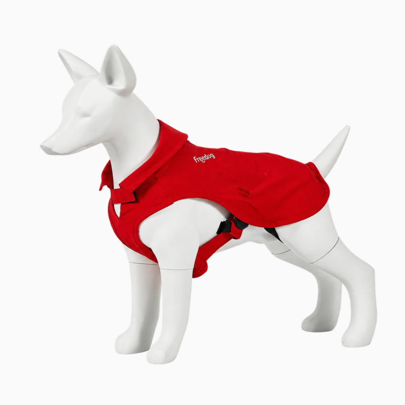 Impermeable Freedog Aquadash rojo para perros, vista lateral sobre maniquí